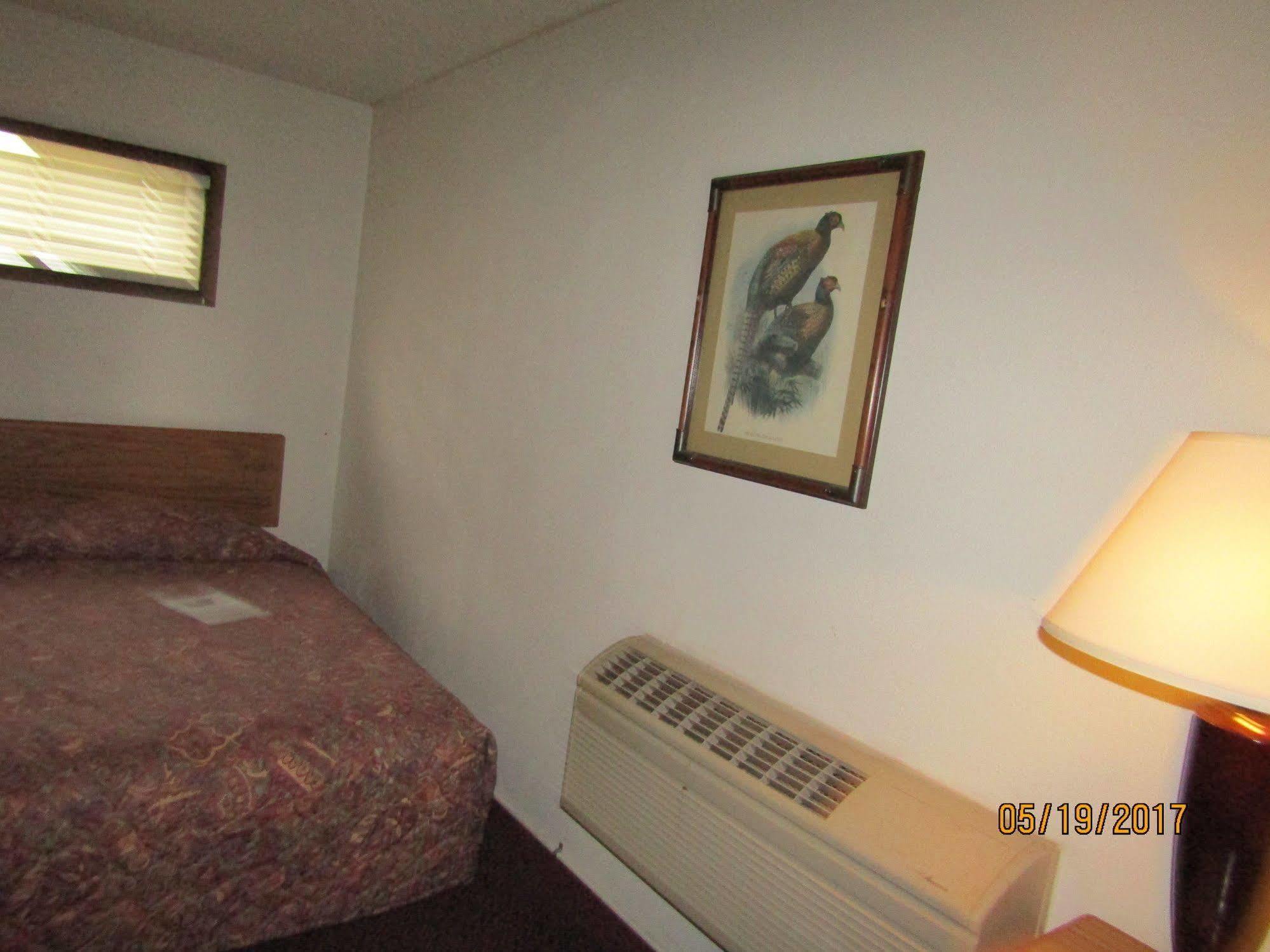 Dakota Inn Huron Bagian luar foto