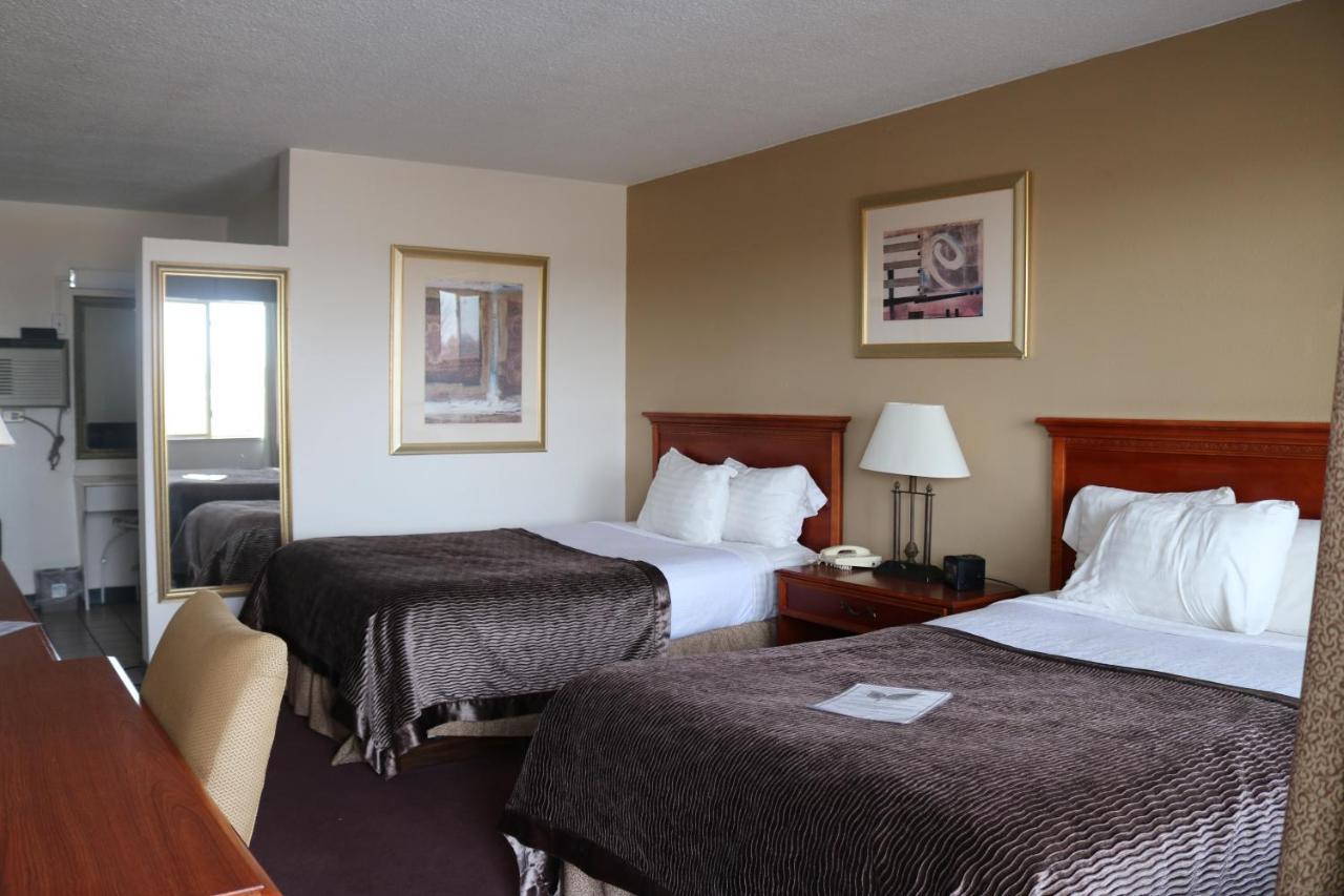 Dakota Inn Huron Bagian luar foto
